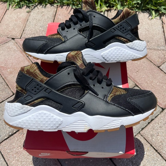 nike huarache black and gold